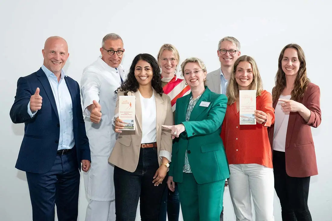 Die Referentinnen und Referenten der Stiftung Deutsche Schlaganfall-Hilfe, dem Jüdischen Krankenhaus Berlin und Nicolas Weber von Novartis beim Auftakt-Pressegespräch im Juli 2025.