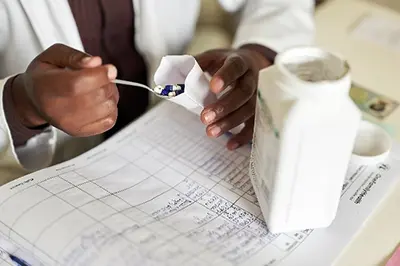 Eine Krankenschwester packt Medikamente in eine Tüte