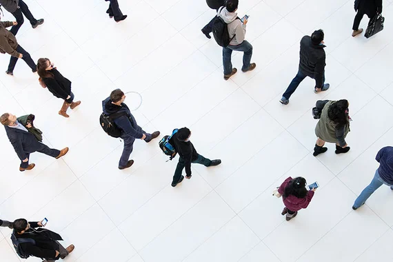 Gruppe von Menschen aus der Vogelperspektive