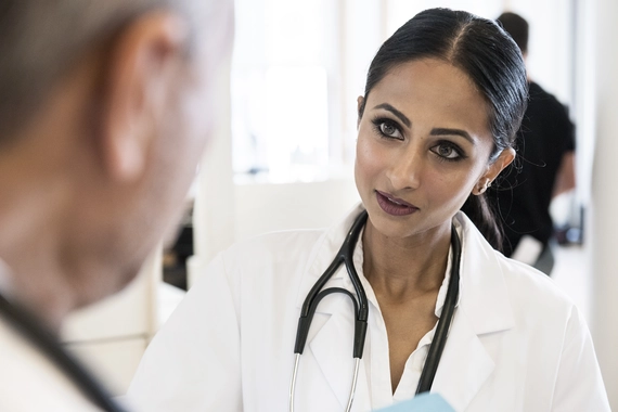 Eine Ärztin bespricht sich mit ihrem Kollegen