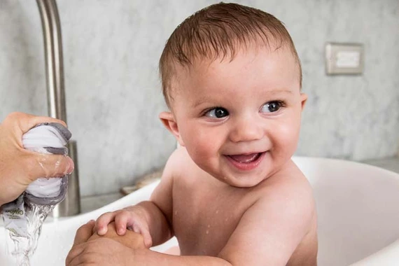 Ein Baby das gebadet wird