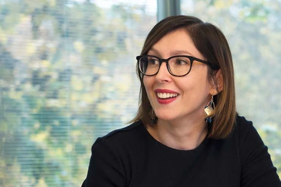 Eine Mitarbeiterin bespricht sich mit einem Kollegen