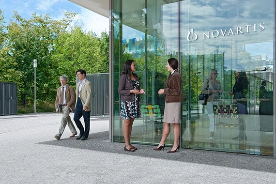 Gespräch vor einem Novartis Gebäude
