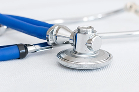 Ein Stethoskop liegt auf dem Tisch