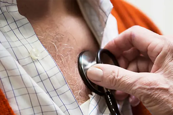 Untersuchung des Herzschlags mit einem Stethoskop