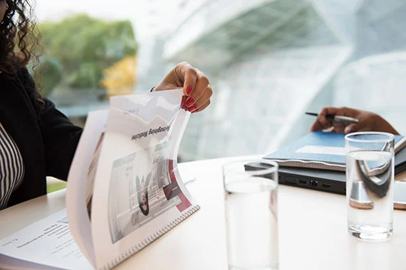 Eine Mitarbeiterin liest eine Präsentation