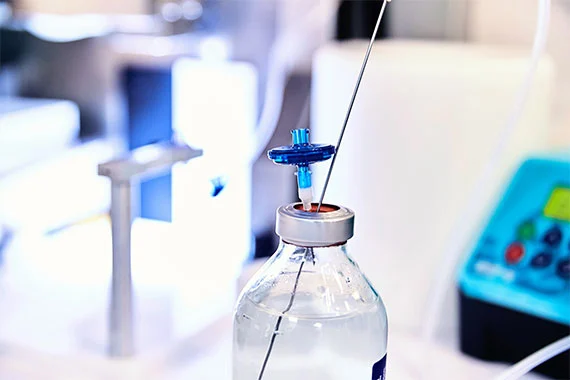 Laborausrüstung mit einer Flasche und einer Nadel.