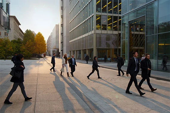 Fabrikstraße 10, mit Menschen, die draußen herumlaufen