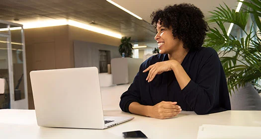 Fachkraft bei der Arbeit in einem modernen Büro.