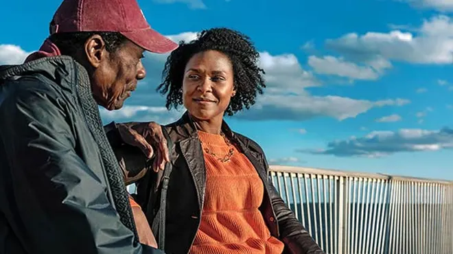 Shanelle Gabriel sitzt auf einer Bank mit ihrem Vater in New York