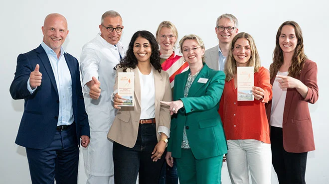 Die Referentinnen und Referenten der Stiftung Deutsche Schlaganfall-Hilfe, dem Jüdischen Krankenhaus Berlin und Nicolas Weber von Novartis beim Auftakt-Pressegespräch im Juli 2025.