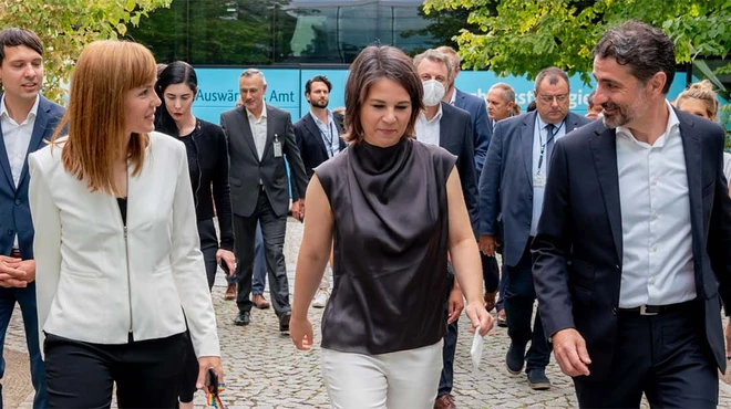 Annalena Baerbock mit Heinrich Moisa besucht Novartis am Standort in Barleben Annalena Baerbock mit Heinrich Moisa besucht Novartis am Standort in Barleben