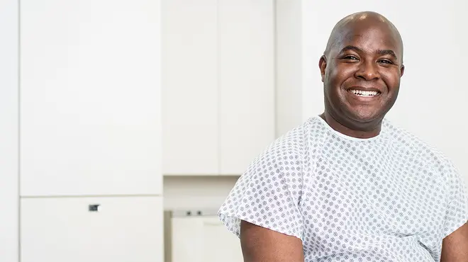 Männlicher Patient in Arztpraxis Männlicher Patient in Arztpraxis