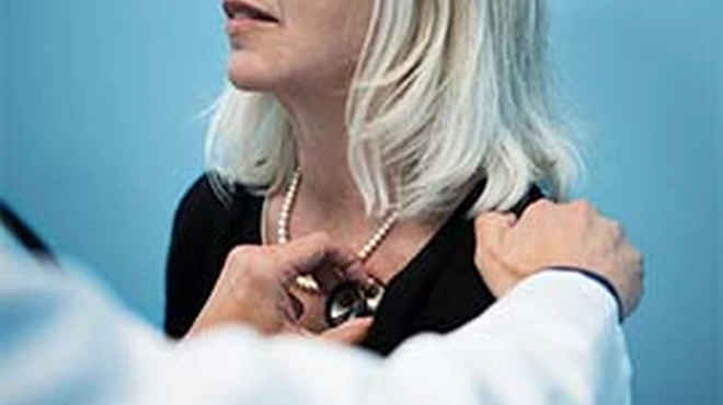 arzt untersucht blutdruck small