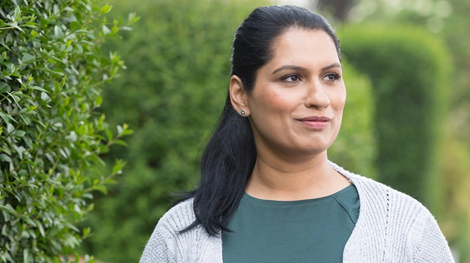 frau geht strasse entlang klein