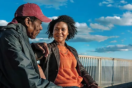 Shanelle Gabriel sitzt auf einer Bank mit ihrem Vater in New York