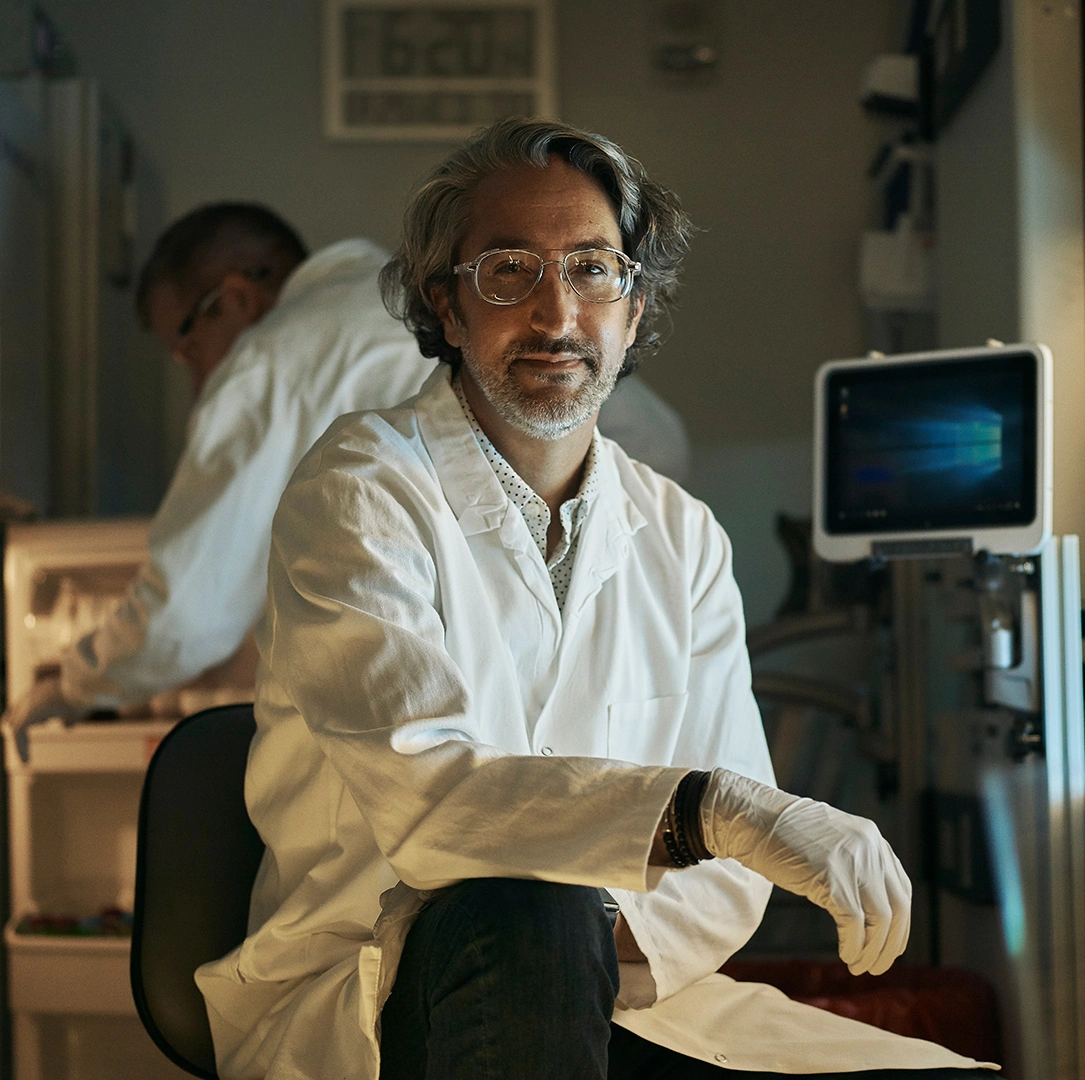 Wissenschaftler schaut in die Kamera