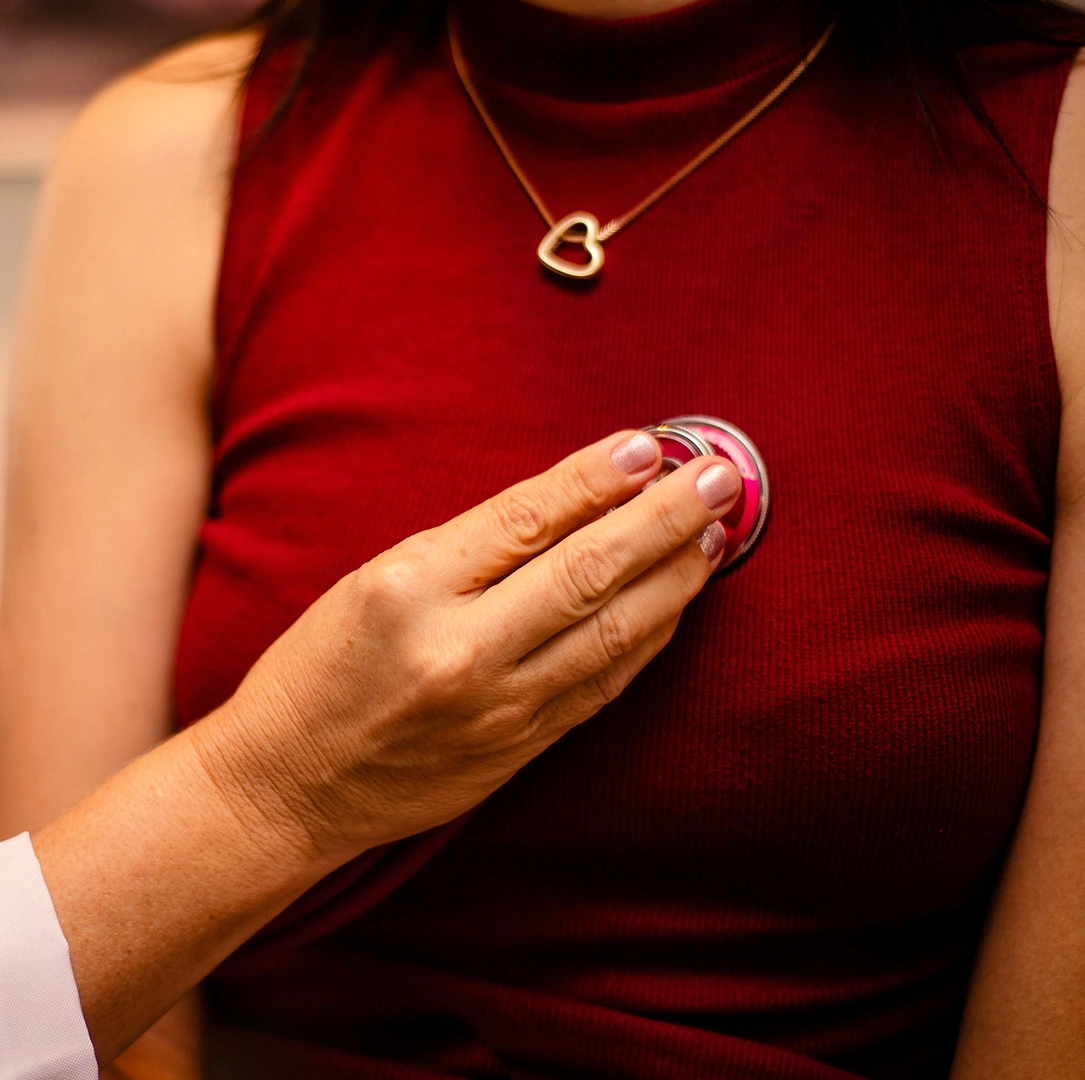 Untersuchung einer Frau mit dem Stethoskop