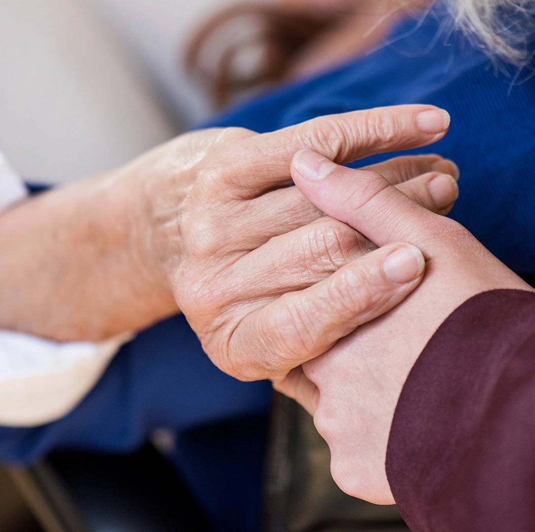 Großmutter und Enkeltochter halten Hände