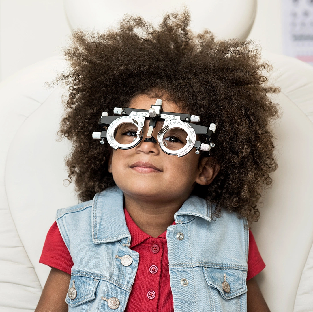 Junges Mädchen bei Augenuntersuchung