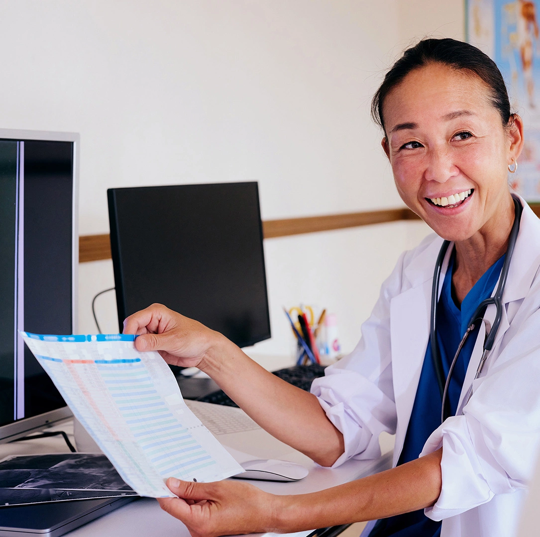 Eine Ärztin spricht mit der Patientin