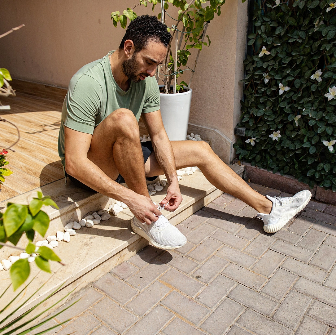 Mann bei Schuhe zubinden