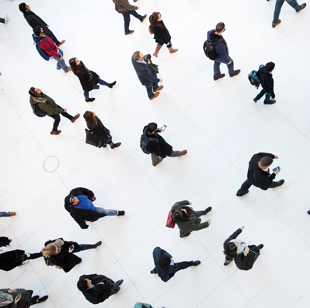 Eine Gruppe von Menschen aus der Vogelperspektive