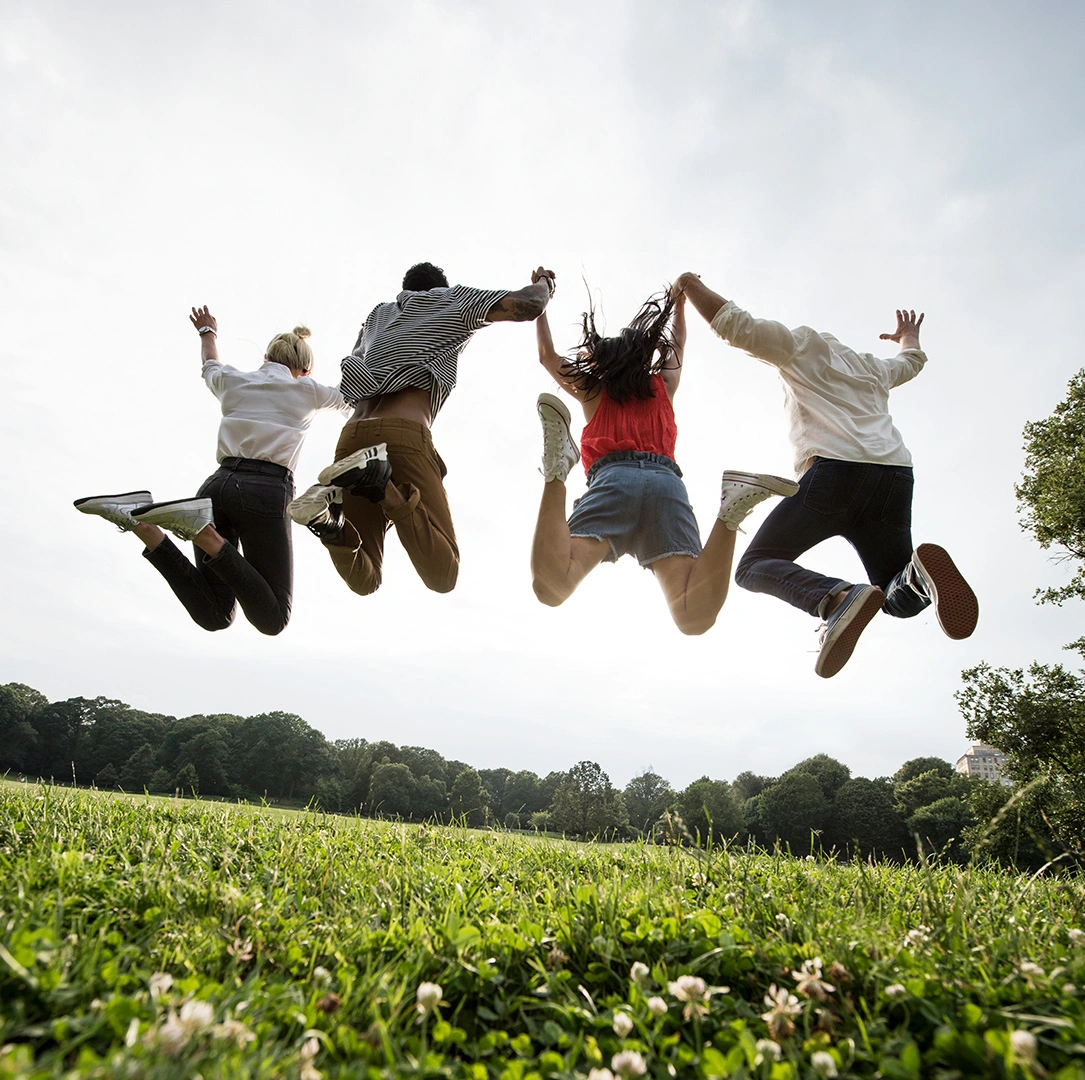 Springende junge Leute