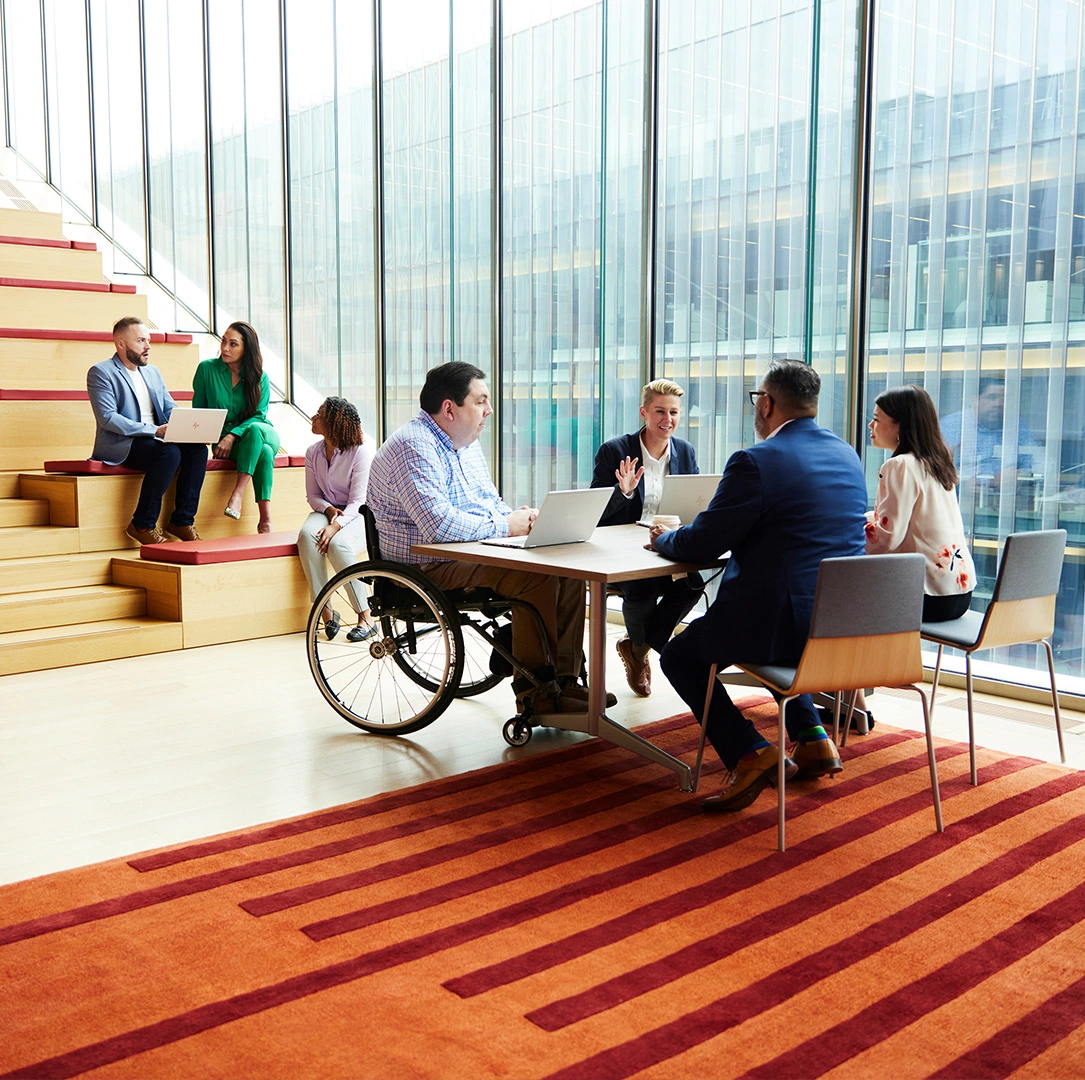 Vier Kollegen haben eine Besprechung