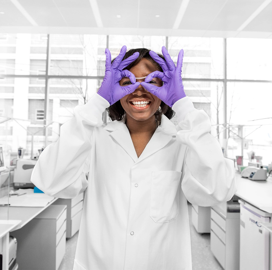 Wissenschaftlerin formt Brille mit den Händen