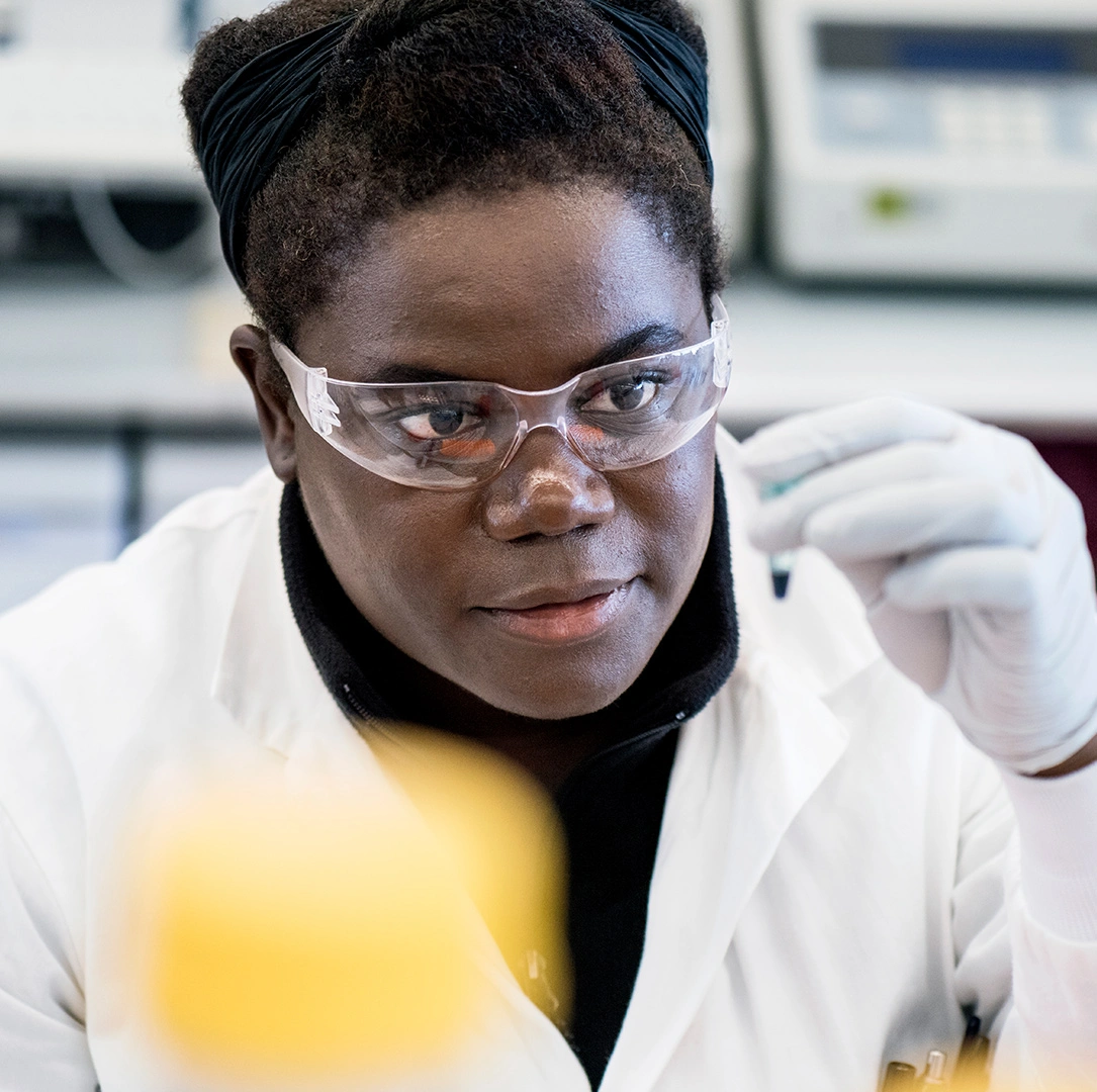 Forscherin mit Brille