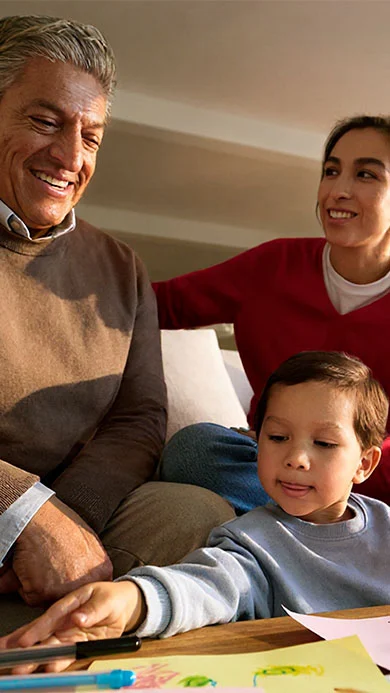 Familie bei einer kreativen Aktivität zu Hause.