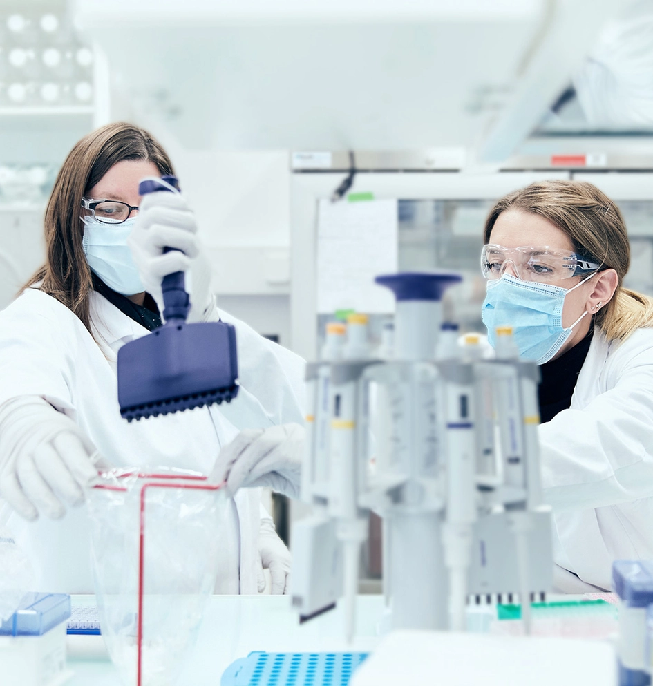 Científica en el laboratorio