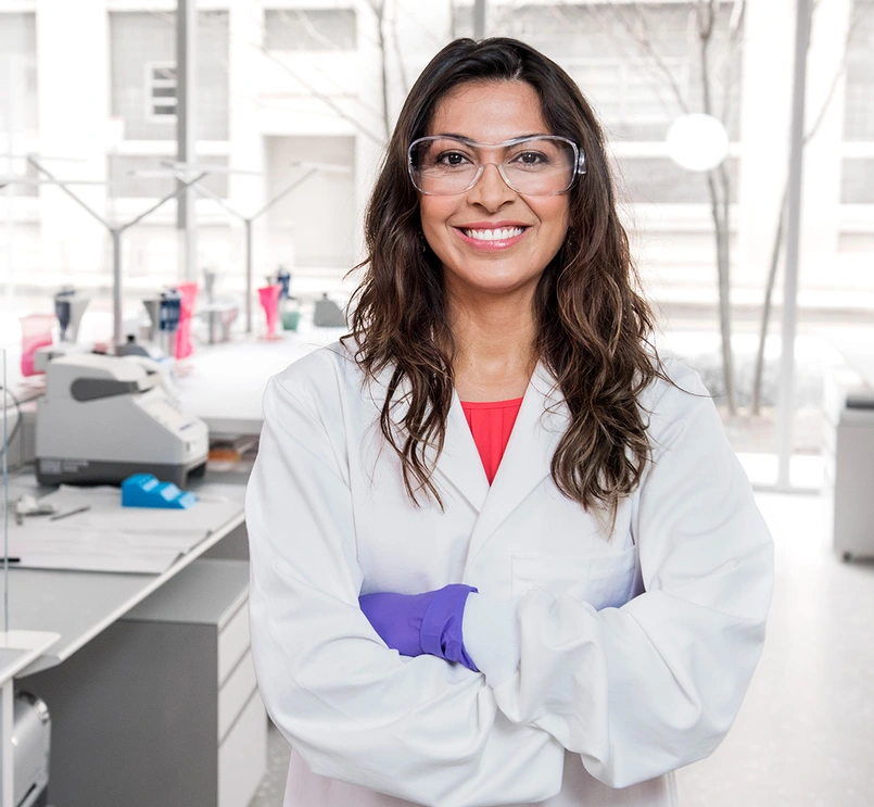 Científica en laboratorio