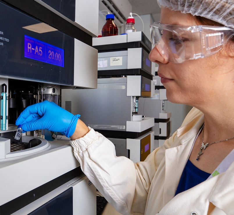 Científica trabajando en el laboratorio