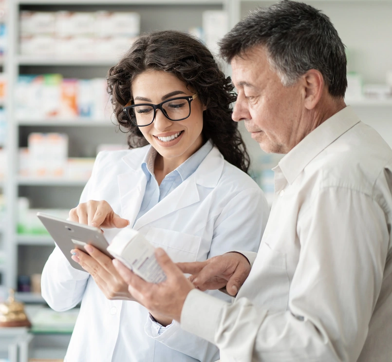 Paciente y farmacéutica conversando