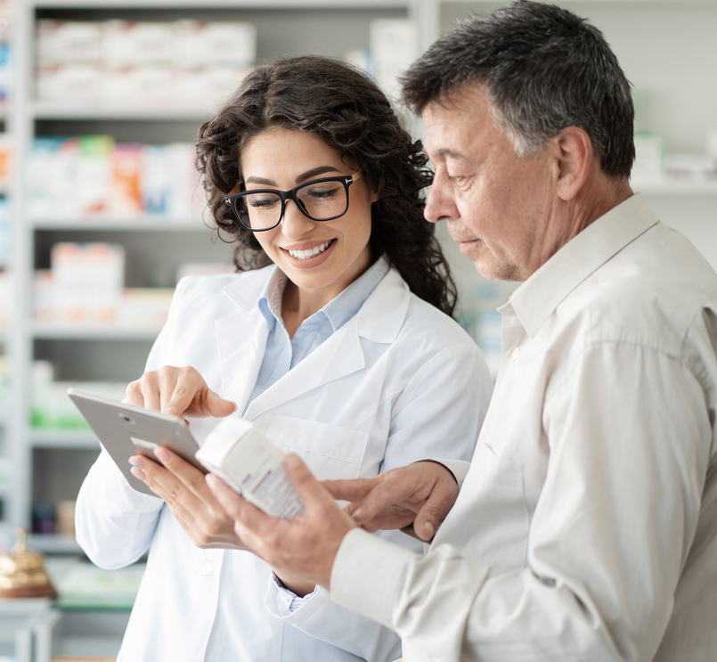 Paciente y farmacéutica conversando