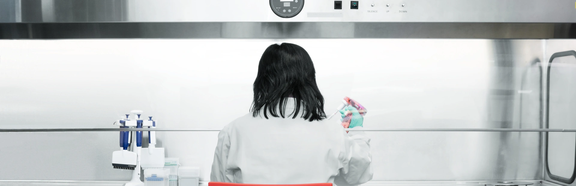 Científica de Novartis trabajando en laboratorio