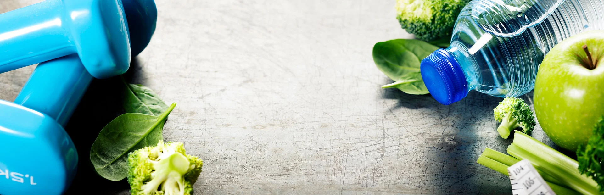 Mancuernas, manzana, agua