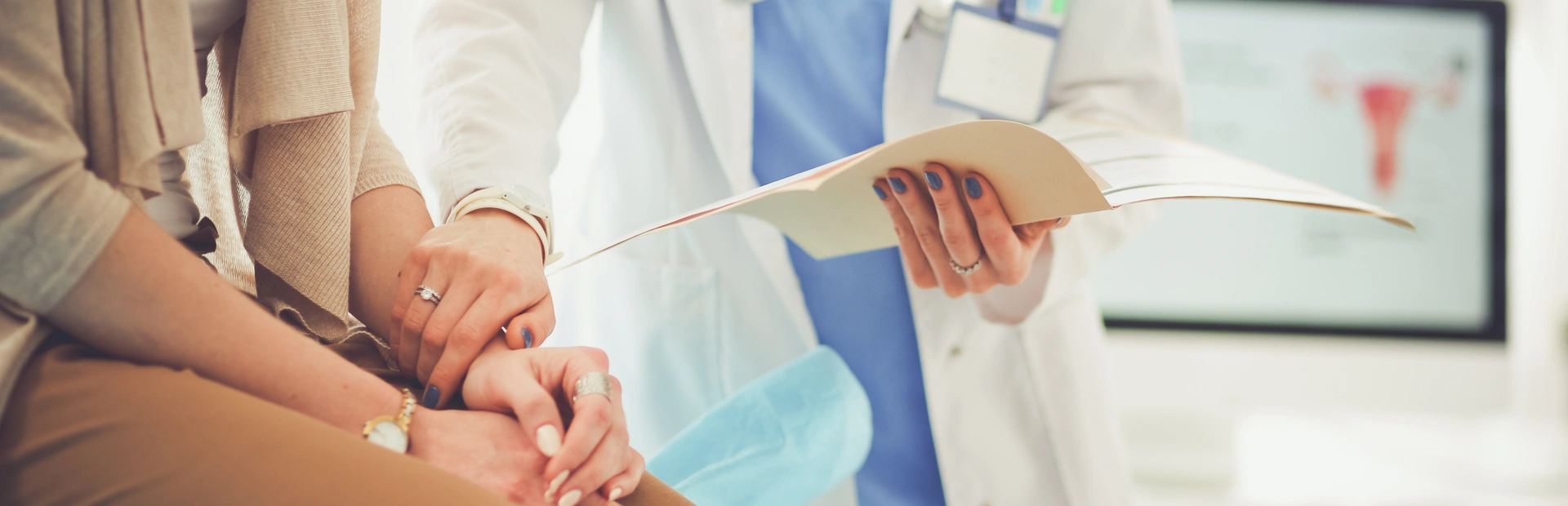 doctor agarrando de la mano a su paciente mientras le da un diagnóstico