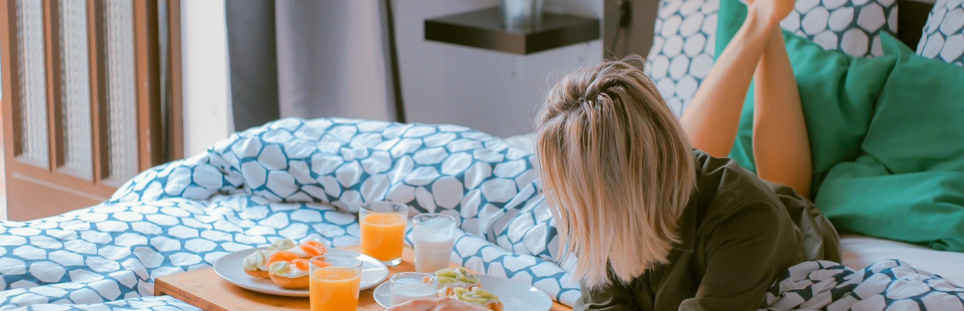 Mujer desayunando en la cama