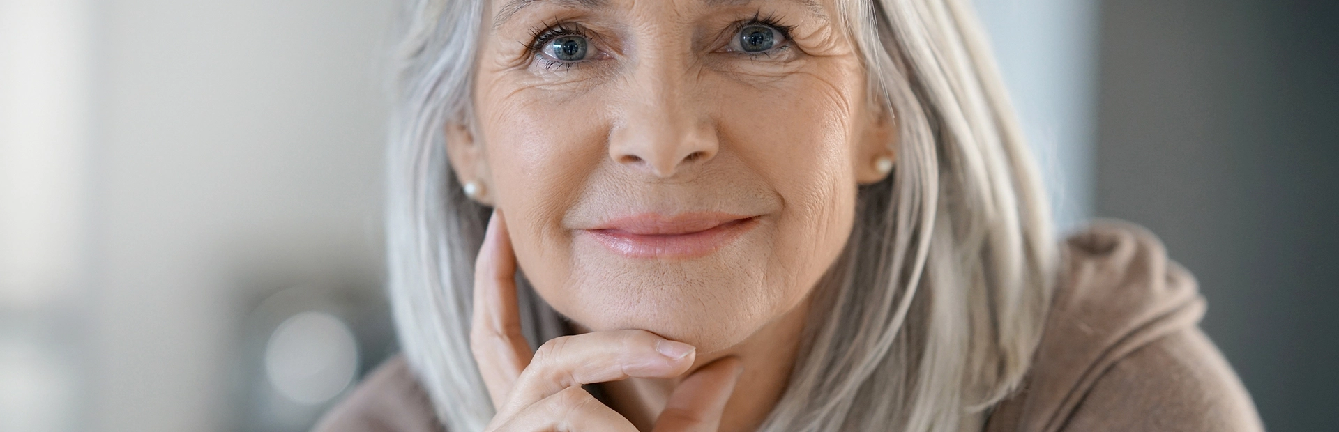 Mujer mayor sonriendo 