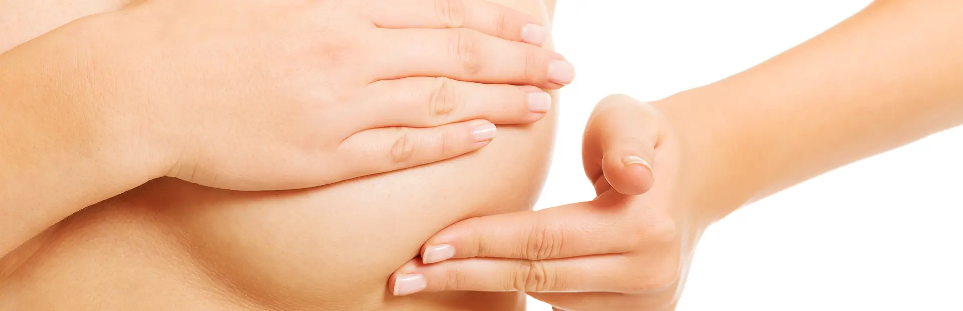 mujer tocándose el pecho con dos dedos