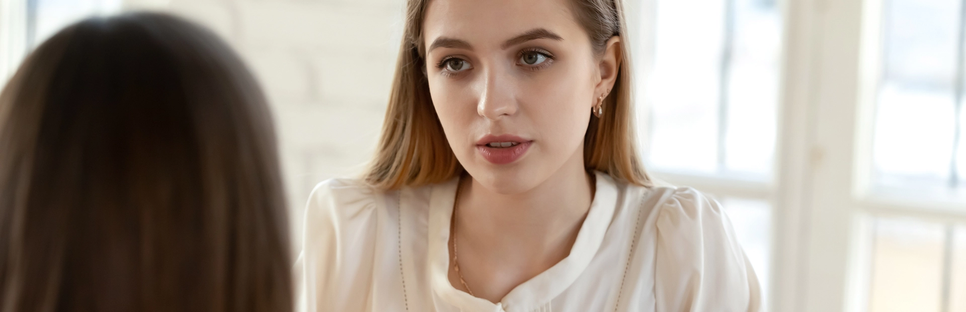 mujeres hablando en casa