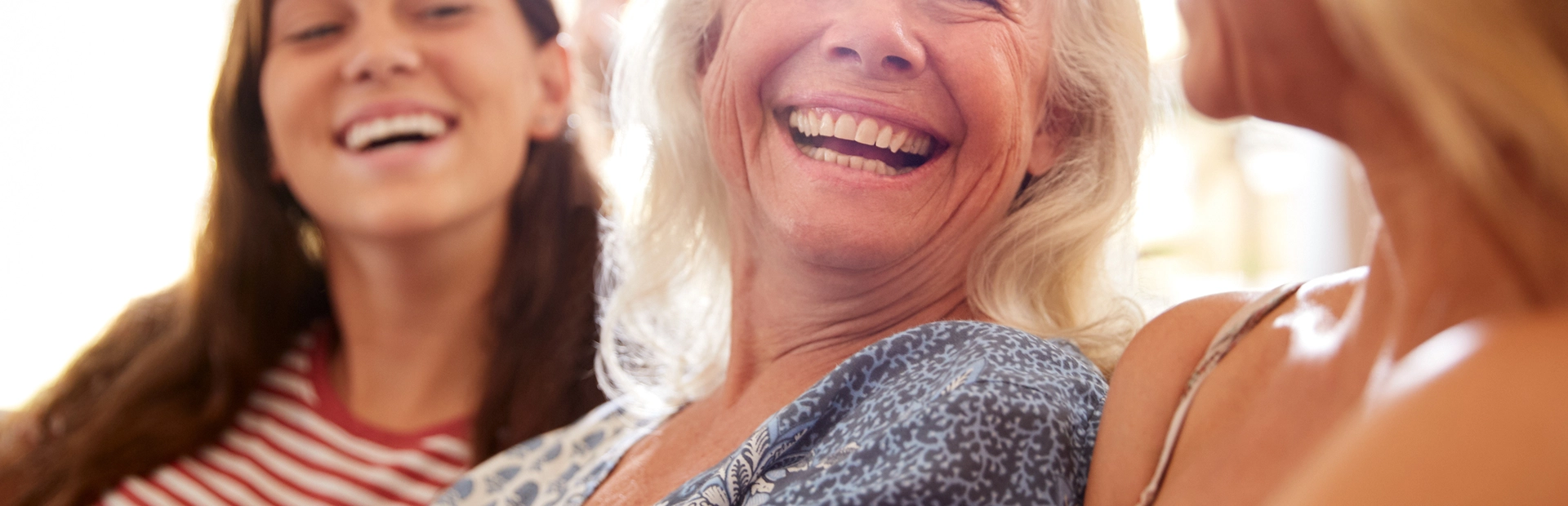 Mujeres de distintas edades riendo