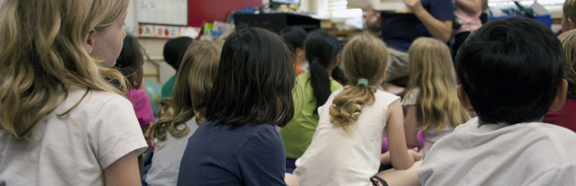 Niños atendiendo una clase en el colegio