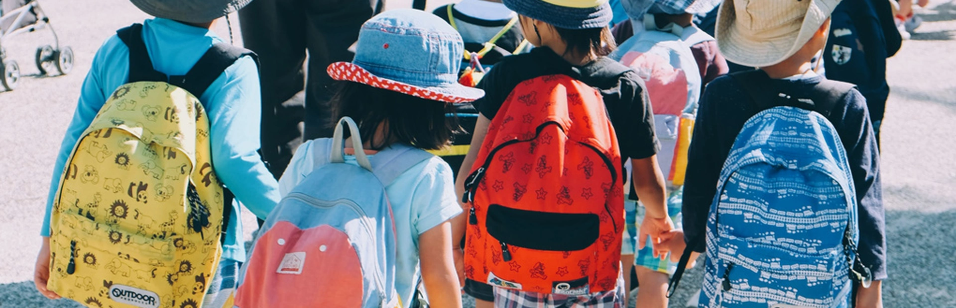 Niños saliendo de la escuela