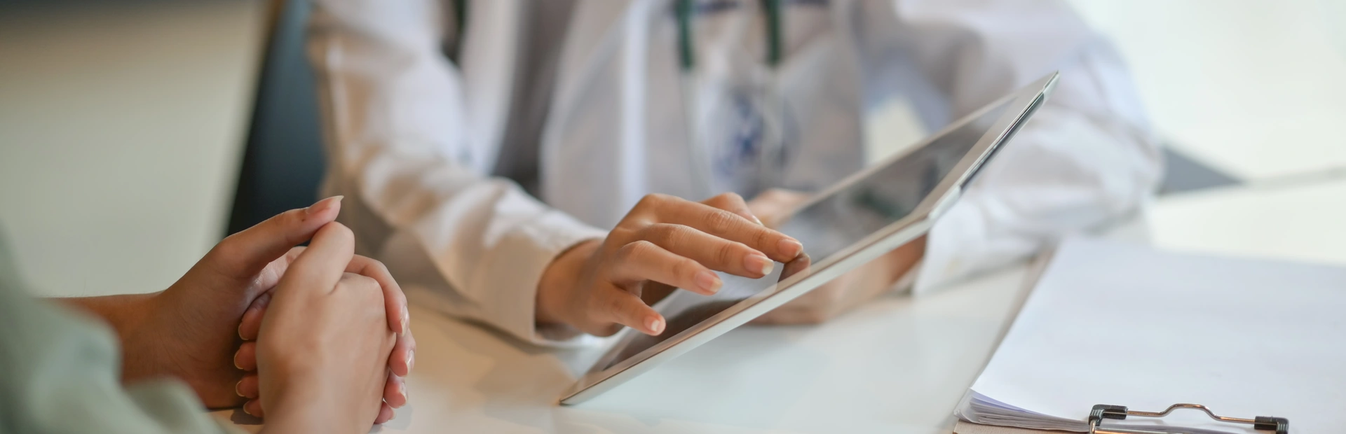 Paciente en consulta con su médico mirando una tablet