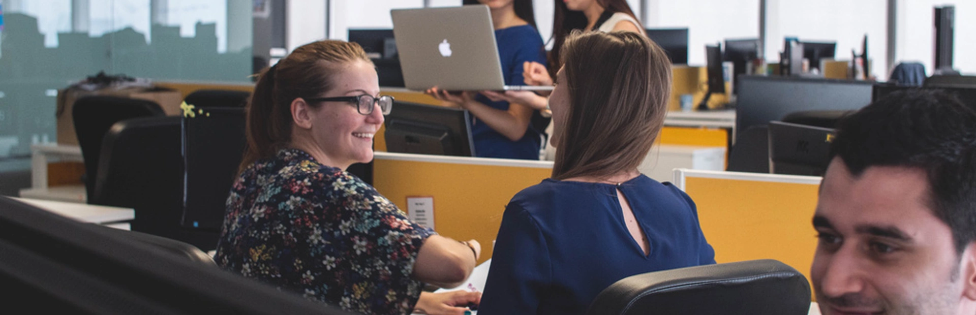 Personas trabajando en una oficina