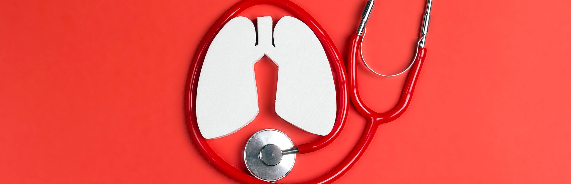 Pulmones de papel dentro de un estetoscopio rojo